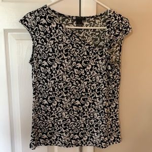 Perfect day to evening top. Cute shoulder detail!!